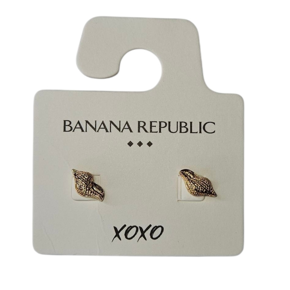 Banana Republic Gold Seashell Stud Earrings, NWT